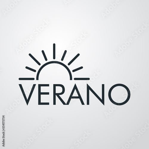 Concepto de vacaciones y viajes. Logotipo lineal sol con texto VERANO en fondo gris