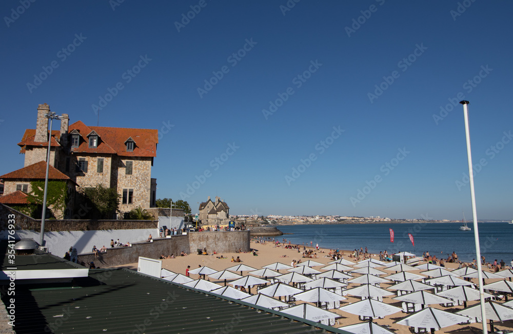 Obraz premium Busy Beach on the Atlantic Ocean