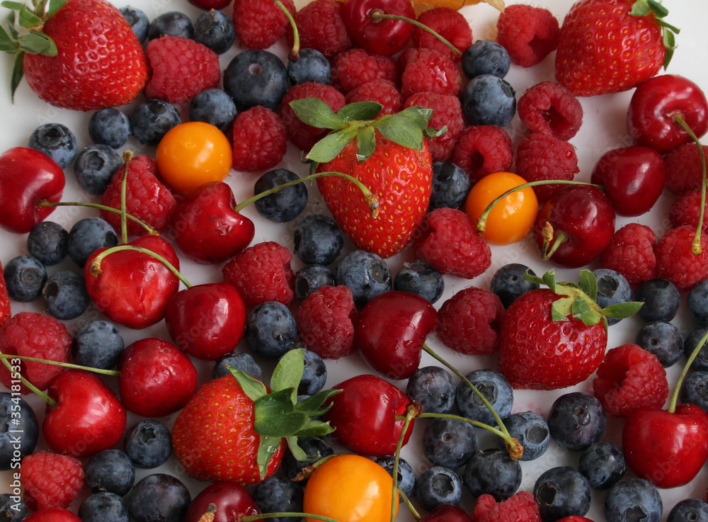 Obraz premium fresh berries on a white background