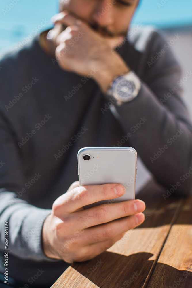 chico joven utilizando su celular para enviar un mensaje chico joven utilizando su celular para enviar un mensaje
