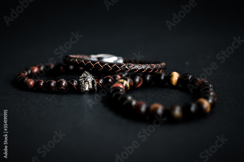 Fotografia brown leather bracelet and stones