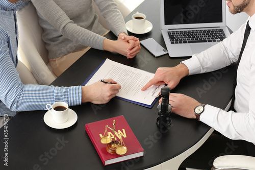 Couple visiting lawyer in o...