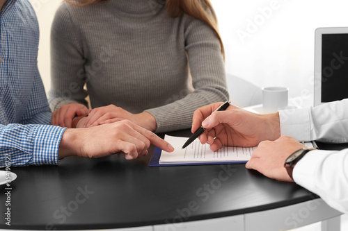 Couple visiting lawyer in o...