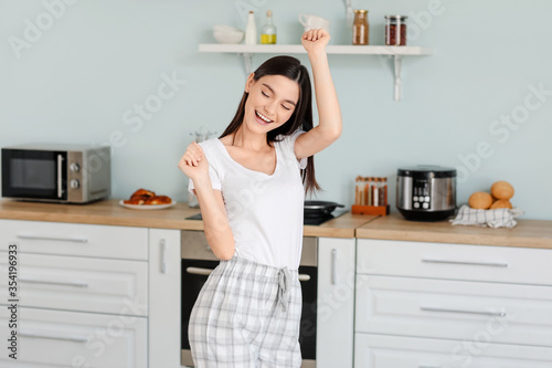Beautiful young woman danci...