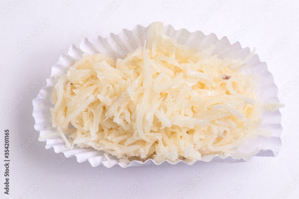 Cocada, doce feito a base de coco ralado, típico da culinária brasileira, fotografado em close-up Cocada, doce feito a base de coco ralado, típico da culinária brasileira, fotografado em close-up