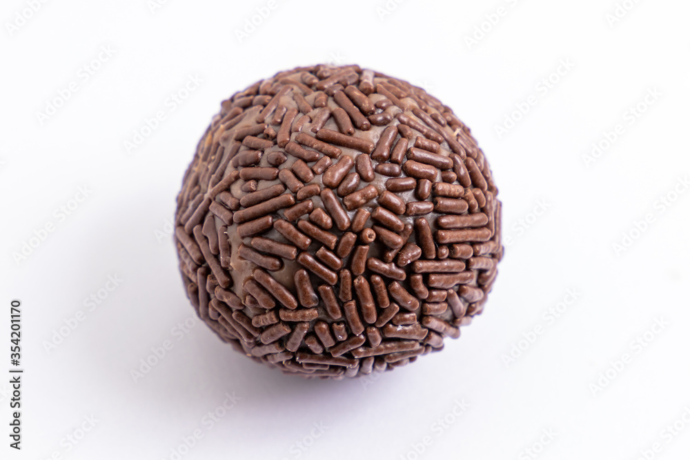 Brigadeiro, doce típico brasileiro de festas feito com chocolate cremoso, fotografado isoladamente com fundo branco Brigadeiro, doce típico brasileiro de festas feito com chocolate cremoso, fotografado isoladamente com fundo branco