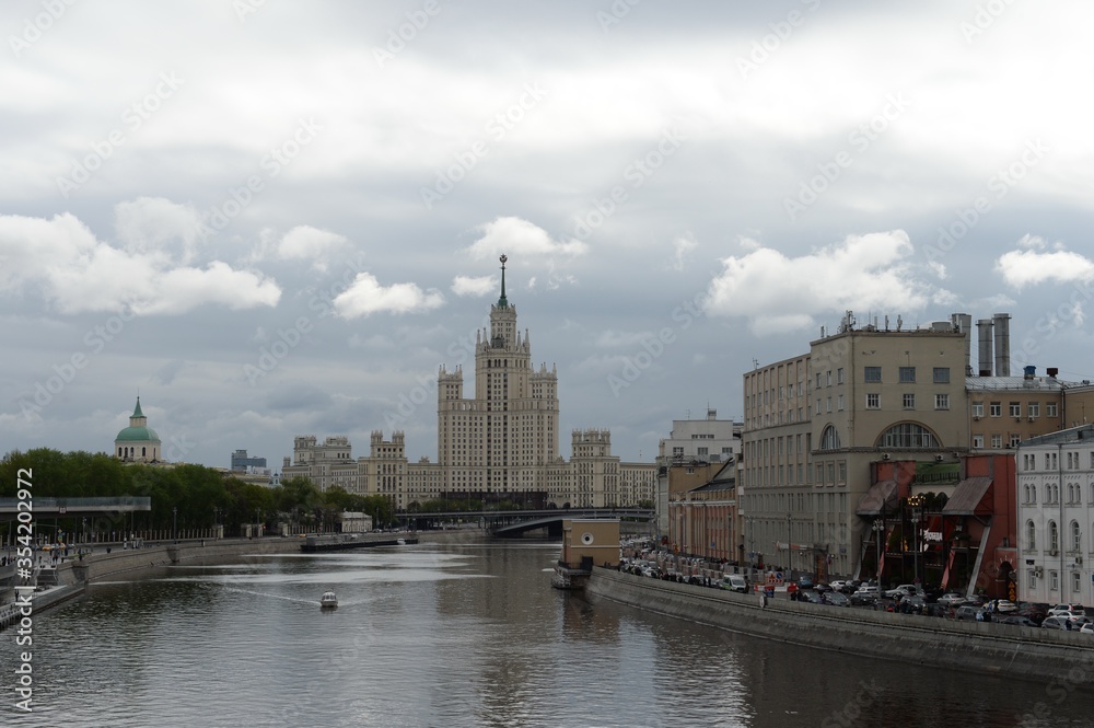 View of the Moscow River and Raushskaya Embankment from the Bolshoi Moskvoretsky Bridge