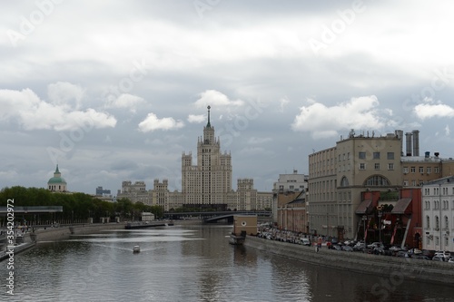 View of the Moscow River and Raushskaya Embankment from the Bolshoi Moskvoretsky Bridge © b201735