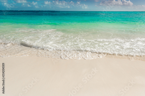 Fototapeta Naklejka Na Ścianę i Meble -  Sea shore on the Caribbean beach in the Area Hoteleria in Cancun.