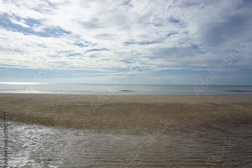 Fototapeta Naklejka Na Ścianę i Meble -  Beautiful blue and cloudy sky with the beautiful sand beach in HuaHin Thailand