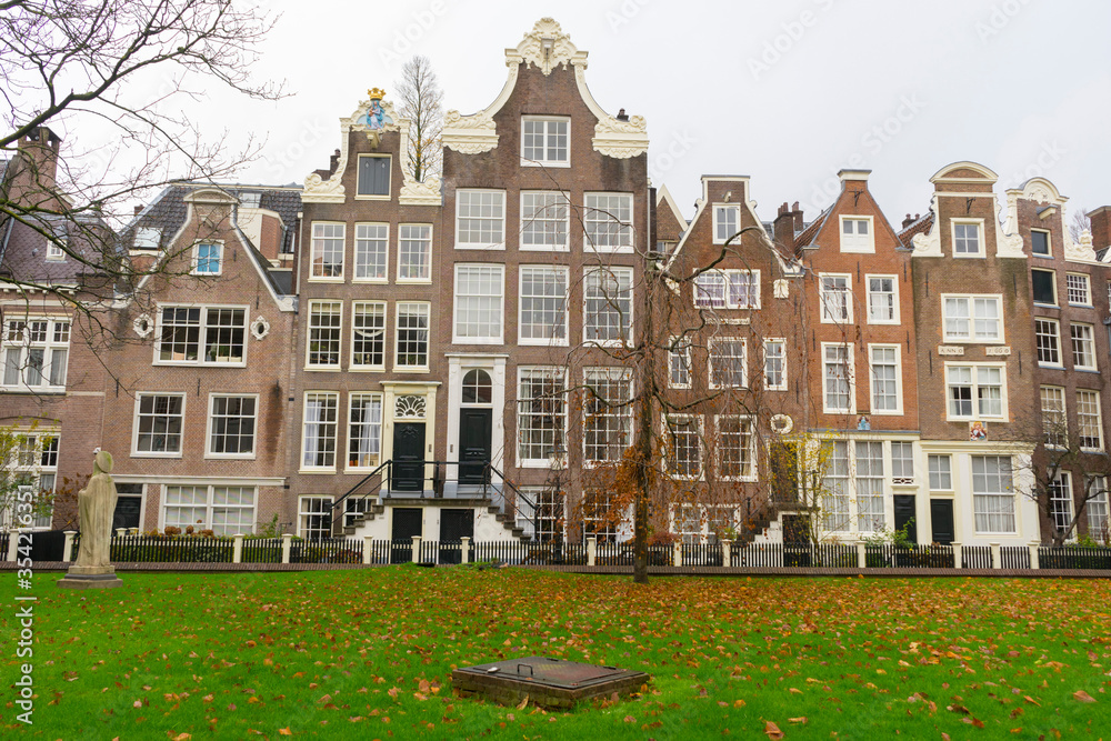 The internal courtyard of Begijnhof, one of the oldest hofjes in Amsterdam