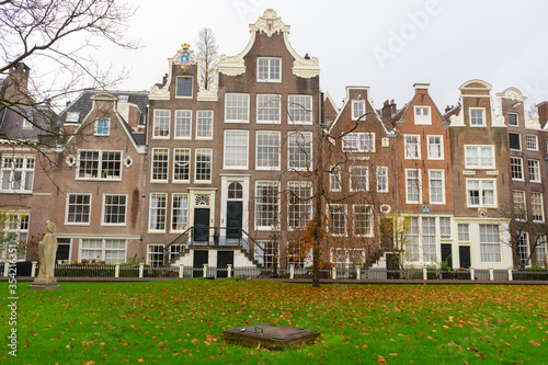 The internal courtyard of Begijnhof, one of the oldest hofjes in Amsterdam
