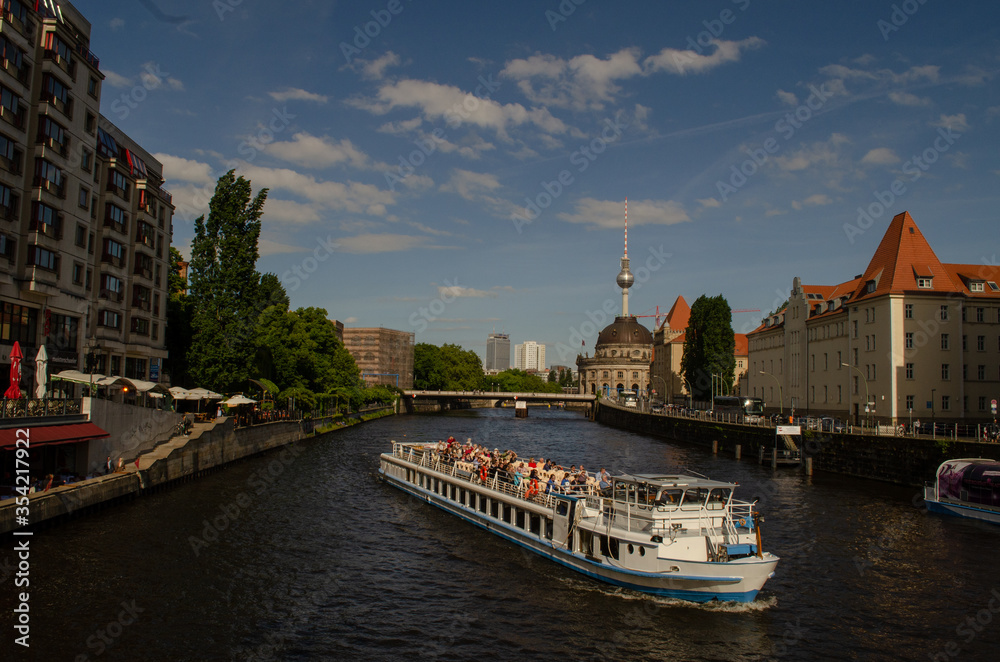 Obraz premium Cityscape of Spree River in Berlin