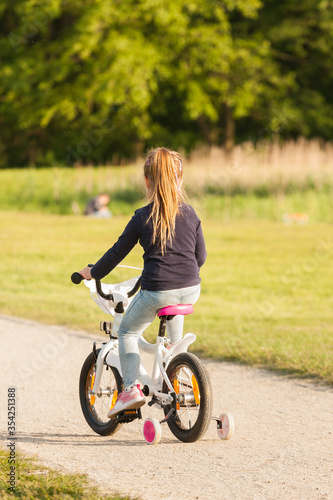 Dziecko na rowerze 