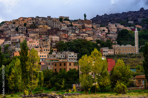Obraz na płótnie Imlil is a small village in the high Atlas Mountains of Morocco. It is 1,800 metres (5,900 ft) above sea level. It is close to the mountain Jebel Toubkal, the highest peak in Northern Africa. w salonie