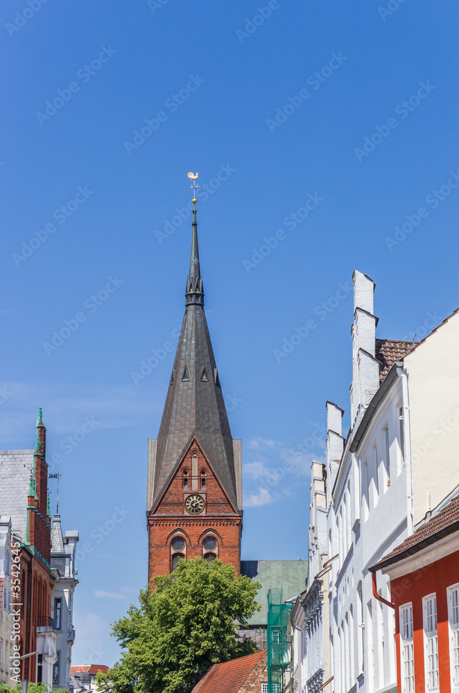 Fototapeta premium Tower of the Marienkirche church and houses in Flensburg
