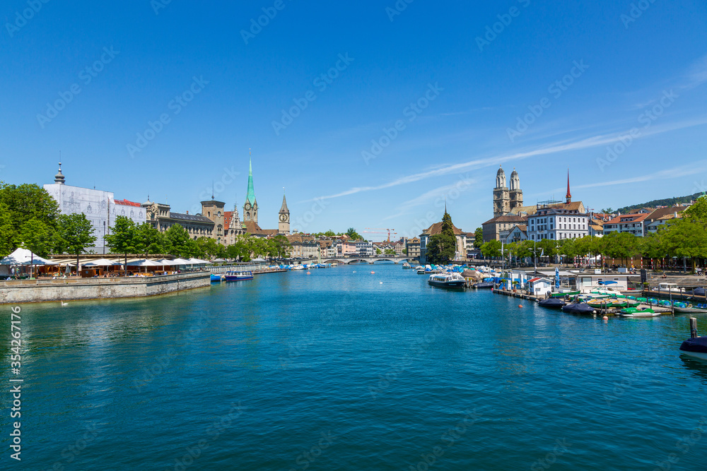 Zürich Stadtzentrum mit Blick auf den Fluss Limmat und die Sehenswürdigkeiten Fraumünster und Grossmünster, aufgenommen von der Quaibrücke