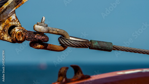 Obraz na plátně strong link of a twisted wire rope is attached to a rusty shackle of a nautical