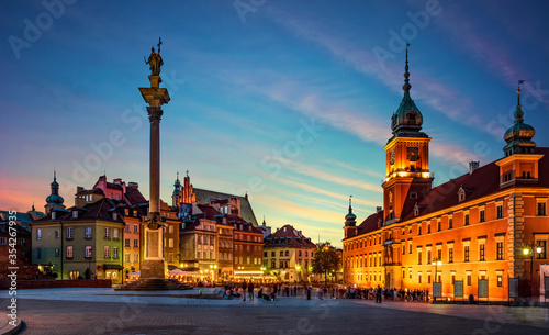 Evening view of the historic center of Warsaw. Panoramic view on Royal Castle  ancient townhouses and Sigismund s Column in Old town in Warsaw  Poland.