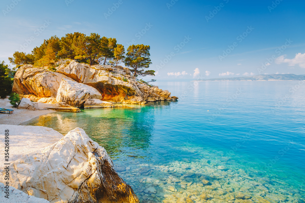 Cozy and wild beach with azure water in luxurious lagoon. Location place Croatia, Dalmatia region, Balkans, Europe. - obrazy, fototapety, plakaty 