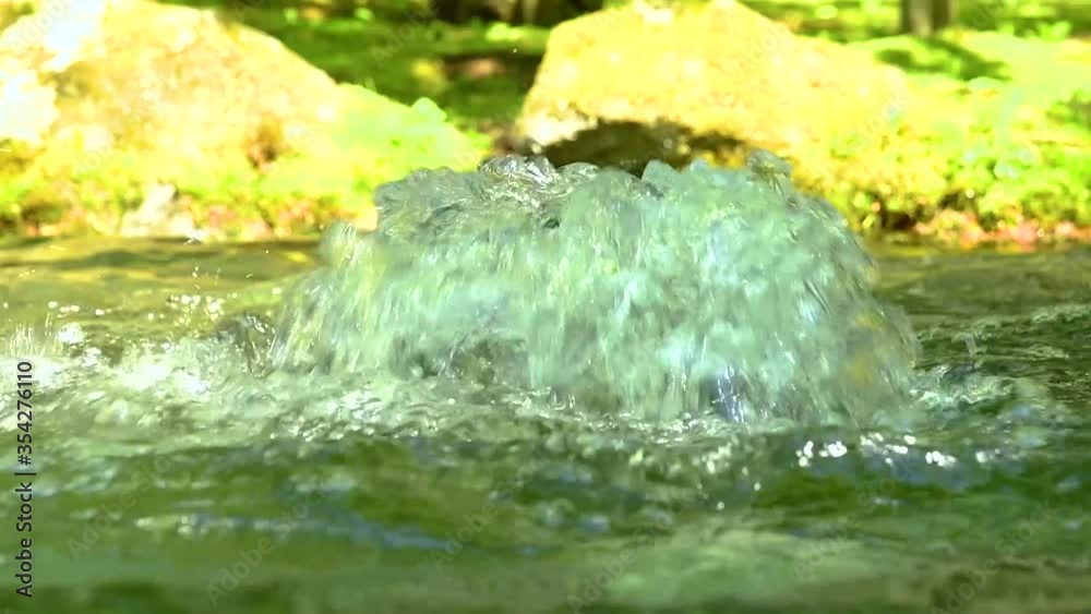 地面から湧き出る清潔で綺麗な湧水 vídeo de Stock | Adobe Stock