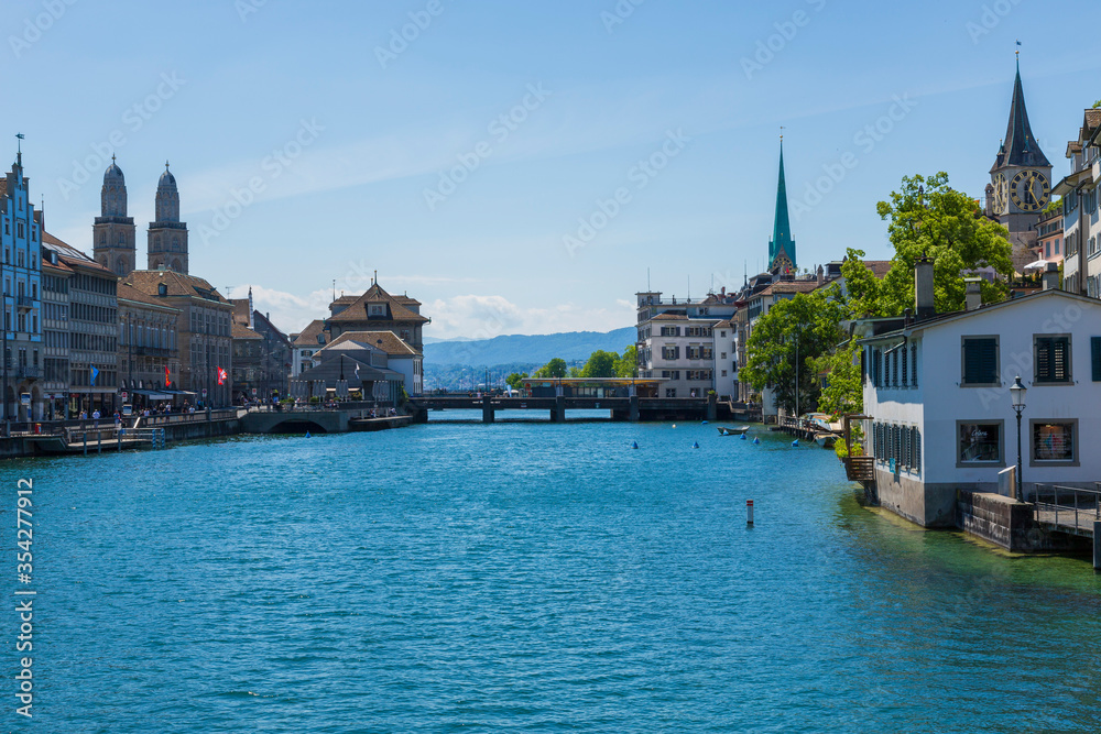 Zürich Stadtzentrum, Ausblick auf Limmat, Limmatquai, Quaibrücke, Fraumünster und das Grossmünster. Aufgenommen von der Rudolf-Brun-Brücke.