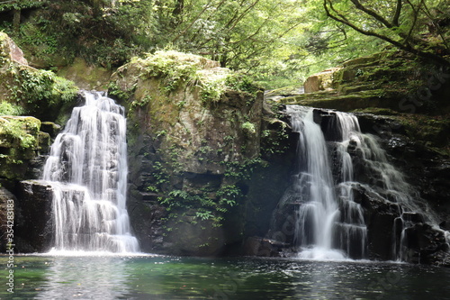 Fototapeta Naklejka Na Ścianę i Meble -  日本の山奥にある滝