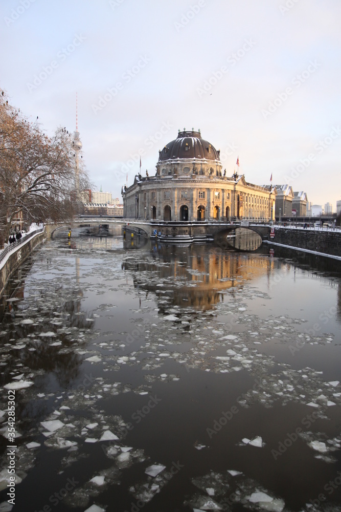 Obraz premium Over the frozen river Spree in Berlin