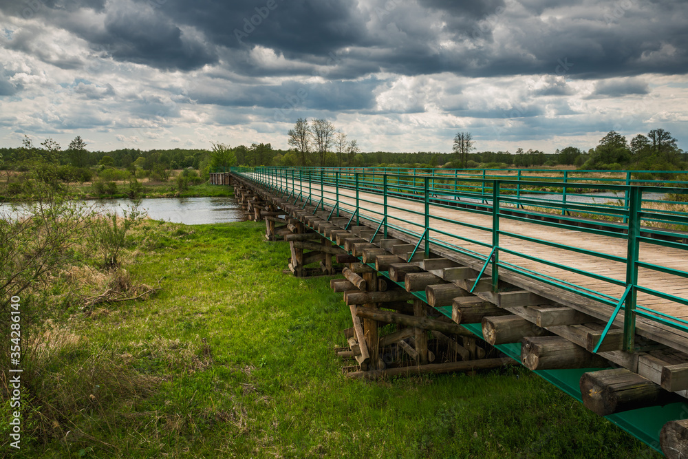 Longest wooden bridge over the Pilica river in Gostomia, Poland foto de ...