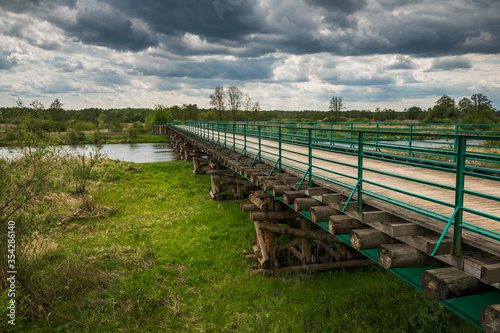 Obraz na płótnie Longest wooden bridge over the Pilica river in Gostomia, Poland w salonie
