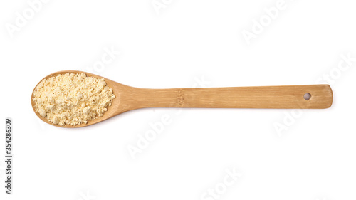 Mąka z cieciorki na drewnianej łyżce, wyizolowane białe tło