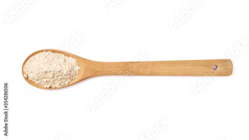 Mąka orkiszowa na drewnianej łyżce, wyizolowane białe tło