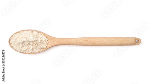 Mąka pszenna na drewnianej łyżce, wyizolowane białe tło