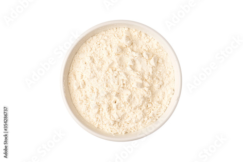 Mąka pszenna w misce widok z góry, wyizolowane białe tło