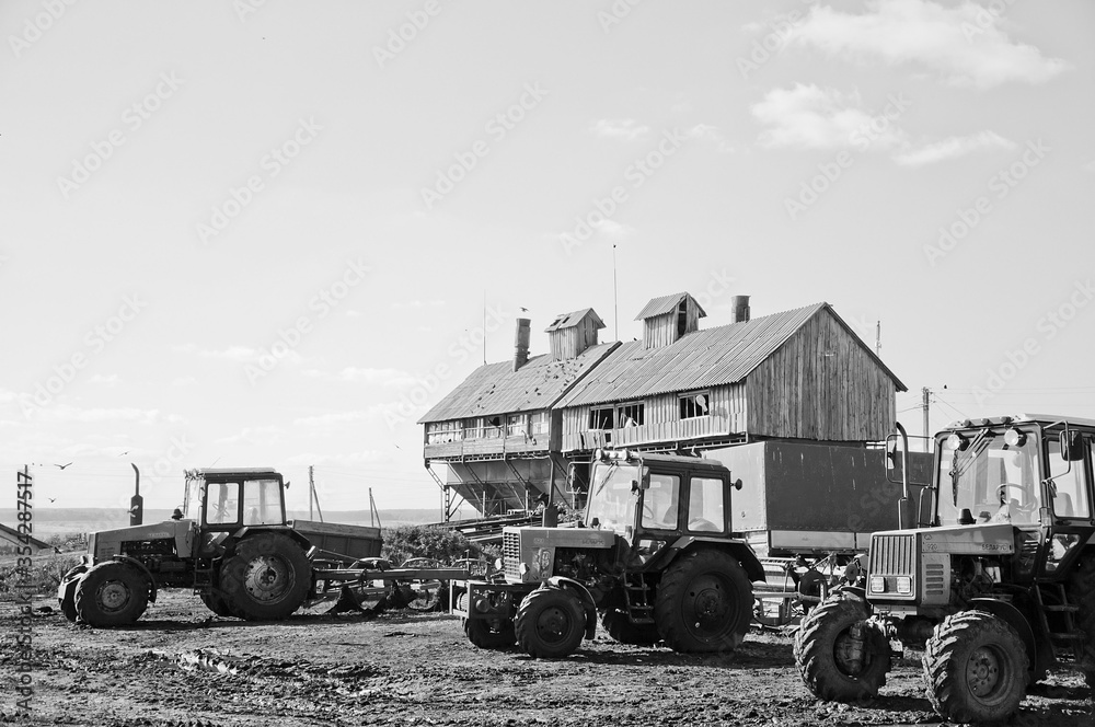 Obraz premium vintage farm tractor