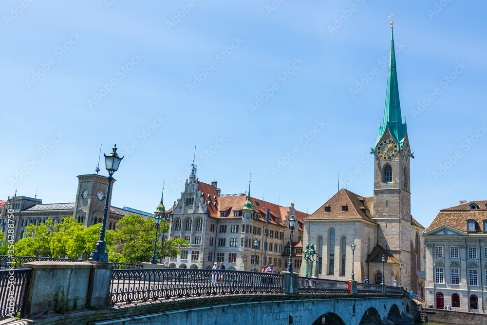 Zürich, Münsterbrücke und Kirche Fraumünster. Aufgenommen vom Limmatquai.