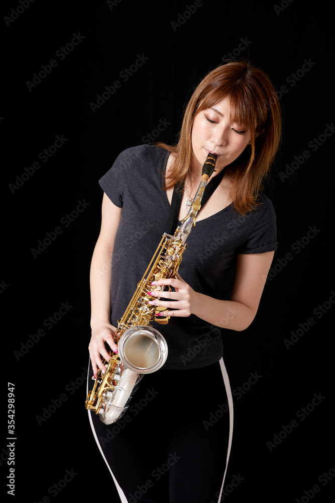 サックスを演奏する若い日本人女性 Stock Photo | Adobe Stock