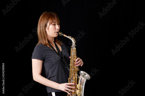 サックスを演奏する若い日本人女性