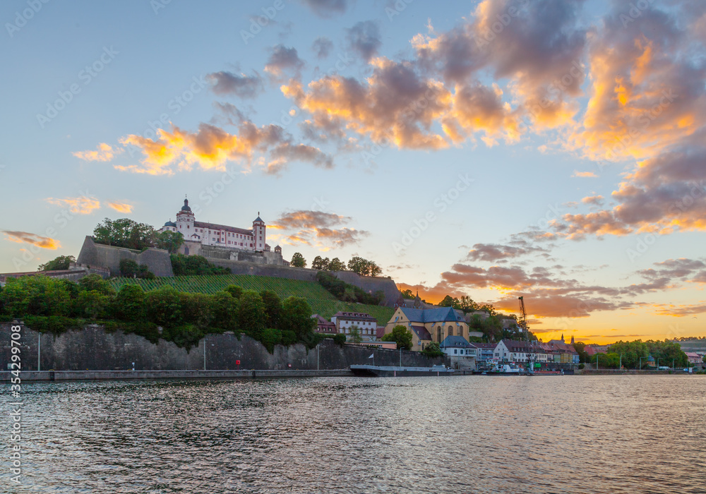 Fototapeta premium Abendlicher Himmel über der Festung Marienberg in Würzburg