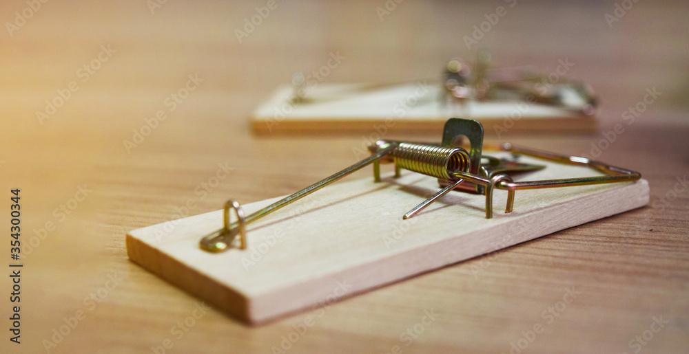 Ταπετσαρία mousetraps without bait on a wooden table, as a business concept