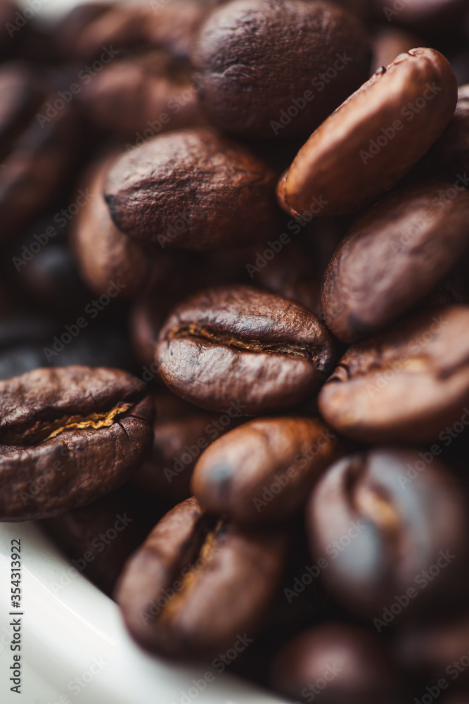 Naklejka premium pyszna aromatyczna kawa ziarnista i mielona