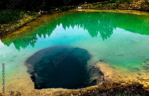 Buraco no lago de água transparente Preda, Suiça