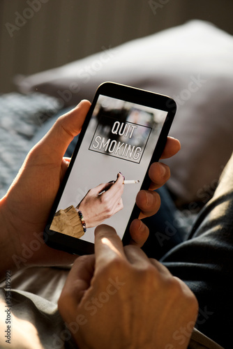 Obraz na plátne text quit smoking in a smartphone