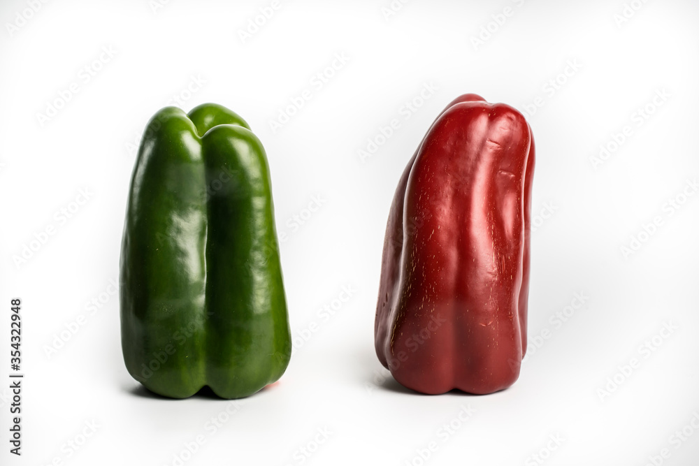 Pimiento rojo y pimiento verde aislados sobre fondo blanco Pimiento rojo y pimiento verde aislados sobre fondo blanco