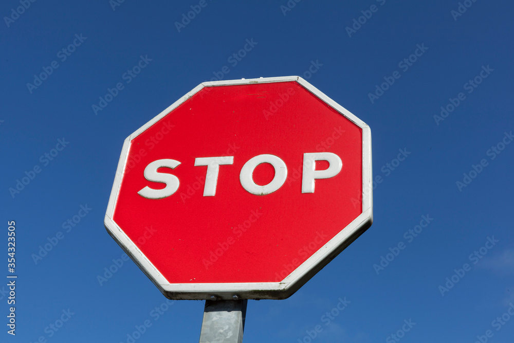 Spanish stop sign with blue sky behind