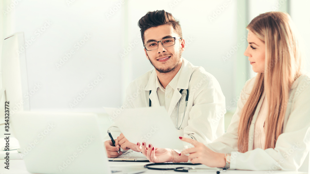 Fototapeta premium doctors colleagues talking sitting at a table in the office