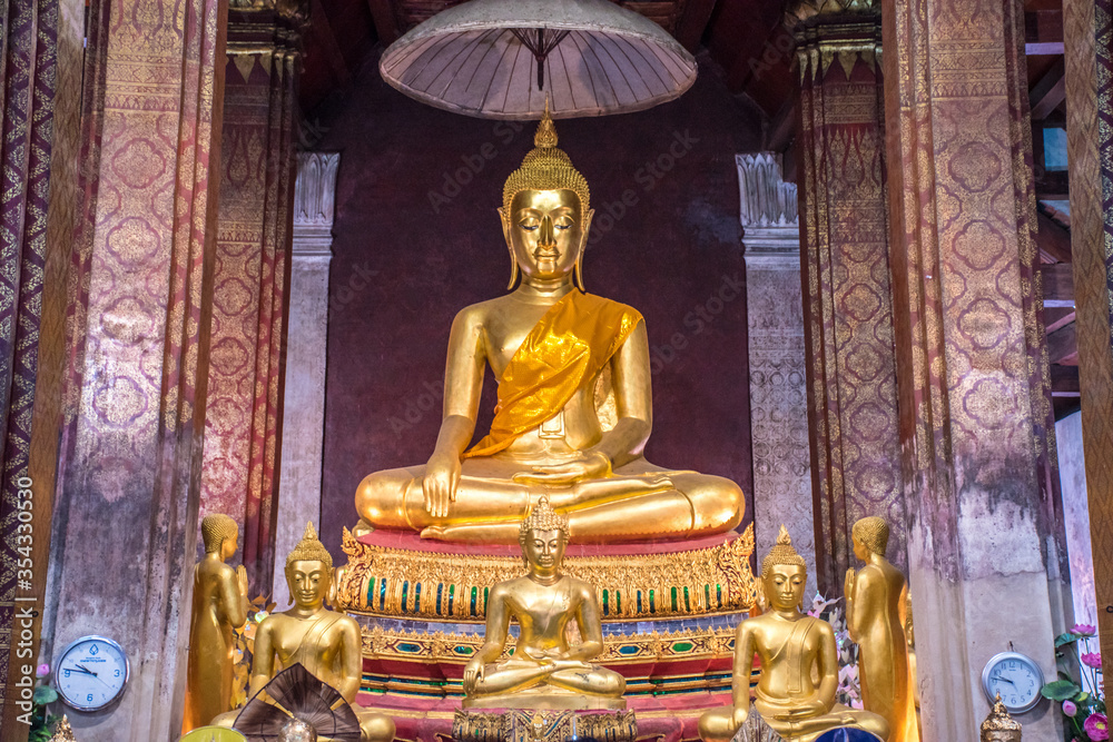 Obraz premium Buddha statue image in temple.