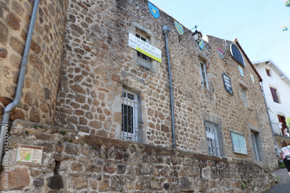 Château du moine sacristain à Aurec sur Loire, village de Aurec sur Loire, département de la Haute Loire, France