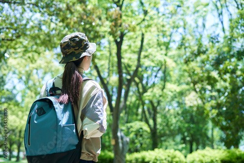 新緑の登山を楽しむ若い女性