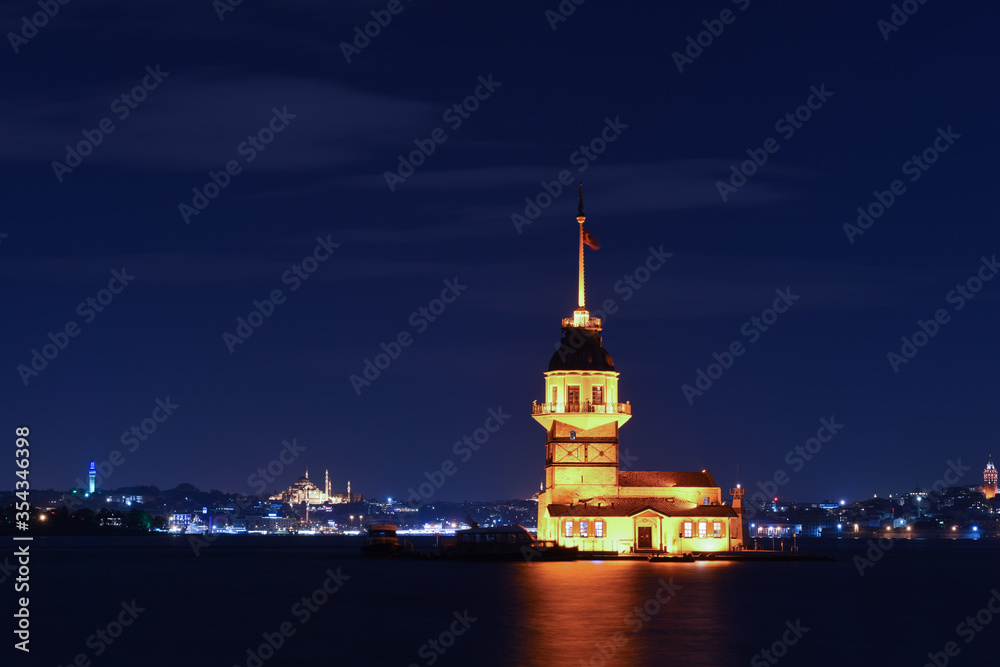 Fototapeta premium Maiden's Tower in Istanbul, Turkey (KIZ KULESI - USKUDAR)